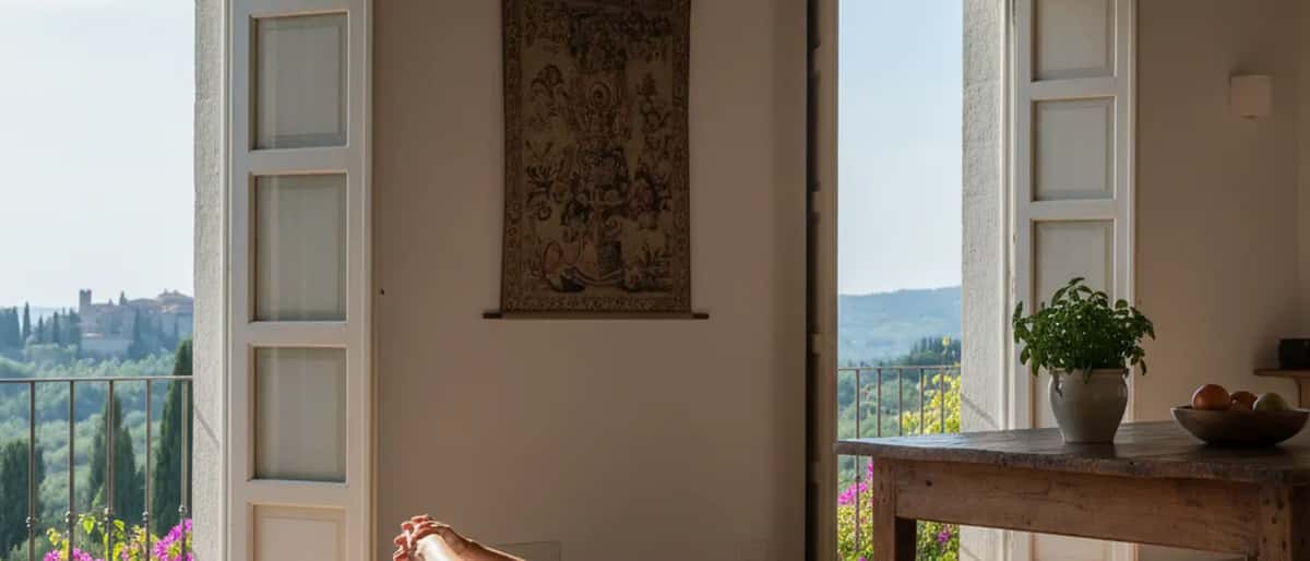 Donna di 52 anni che pratica yoga in una luminosa casa italiana al mattino