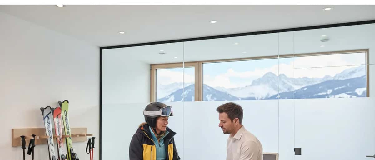 Sportmediziner untersucht das Knie einer Skifahrerin in einer modernen Klinik