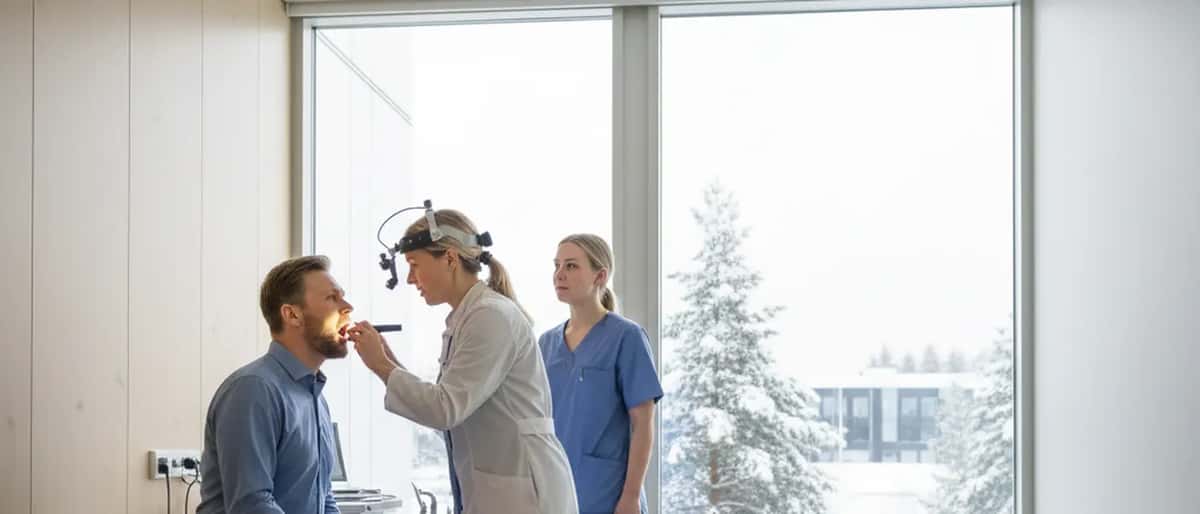 Suomalainen mies korvakurkkuspecialistin vastaanotolla klinikalla