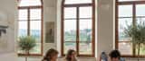 Psicologo clinico in consultazione con genitore e adolescente in uno studio professionale