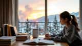 Enfant qui étudie à la maison pendant les alertes de qualité de l'air à Kelowna, fumée visible par la fenêtre, 2026