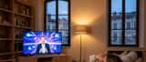 Femme française regardant la télévision le soir, yeux fatigués, lumière douce d'ambiance