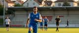 Deutscher Amateurfußballer dehnt seinen Oberschenkel auf einem Münchner Sportplatz vor dem Training