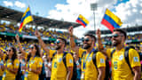 Colombianska fotbollsfans i gula tröjor vinkar flaggor utanför en solbelyst arena under VM 2026.