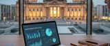 Bundestag Berlin bei Dämmerung, Finanzcharts auf Laptop im Vordergrund, politischer Übergang und Vermögensverwaltung
