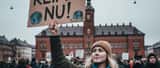 Ung dansk demonstrant ved klimamarch i København med protestskilt