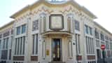 Piscine Art déco municipale en France, façade architecturale années 1930