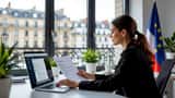 Professionnel français vérifiant les paramètres de confidentialité sur un réseau social américain en 2026