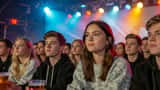 Student sitter tankefull i konsertlokal på Folken i Stavanger under høstfestivalen 2026