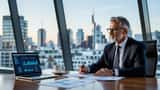 Geschäftsmann prüft Unternehmensstruktur-Dokumente in modernem Büro