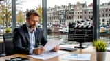 Financieel adviseur bekijkt filmproductie investeringsdocumenten in Amsterdam kantoor 2026