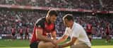 Joueur de rugby français soigné par un médecin du sport en bord de touche au Stade Ernest-Wallon