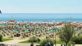 Stabilimento balneare a Bibione con ombrelloni colorati e mare estivo in Italia