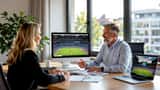 Conseiller en gestion de patrimoine expliquant un prospectus de fonds sportif à un couple