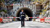 Ingresso della galleria Monte Piazzo sulla SS36 con nastro di sequestro giudiziario e barriere da cantiere