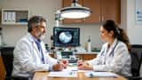 Gastroenterologo italiano con referti di colonscopia per diagnosi precoce tumore al retto