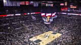 Partida dos playoffs da NBA entre San Antonio Spurs e Dallas Mavericks na arena