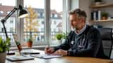 Arzt untersucht älteren Patienten auf Grippe in Hamburger Praxis im Herbst 2026