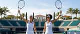 Due giocatrici di tennis professioniste italiane che esultano in campo al Miami Open 2026, racchette in alto, stadio sullo sfondo