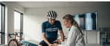 Dansk cyklist konsulterer sportsmedicinsk læge om knæsmerter i klinik