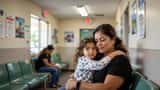 Madre con hijo en sala de espera de clínica comunitaria en Los Ángeles