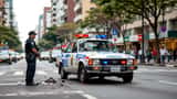Investigador da Polícia Civil examinando veículo carbonizado em estrada rural no interior de São Paulo