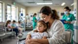 Mãe portuguesa a confortar a filha na sala de espera da urgência pediátrica do Hospital de Faro