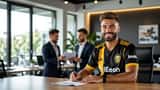 Jeune footballeur professionnel signant un contrat dans un bureau de club