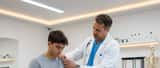 Medico sportivo milanese visita giovane tennista italiano in clinica sportiva moderna