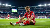Norsk fotballspiller sitter på gresset på Åråsen Stadion etter europatap, mental belastning og restitusjon