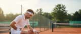 Joueur de tennis amateur épuisé sur un banc de court en clay après une grippe
