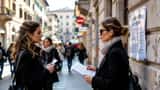 Insegnante precaria che esamina le graduatorie GPS 2026 per le supplenze scolastiche in un ufficio scolastico