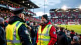 Fotballtilskuer konfronteres av sikkerhetsvakt på stadion under Oslo-derbyet Skeid mot Vålerenga