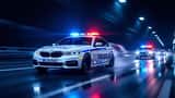 Polizeifahrzeug mit Blaulicht bei Verfolgungsfahrt auf österreichischer Autobahn