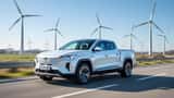 Futuristische elektrische pick-up truck op Nederlandse snelweg in 2026