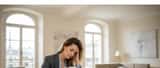 Femme française épuisée dans un bureau parisien, illustrant le burn-out professionnel