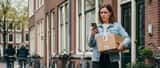 Nederlandse vrouw bij haar voordeur in Amsterdam ontvangt een bezorgpakket van een Aziatisch e-commerceplatform en bekijkt het bezorgdabel