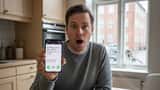Mand tjekker prisstigning i streaming-app på smartphone i dansk hjem