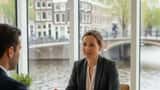 Nederlandse advocaat legt familierecht en nalatenschap uit aan een cliënt in een kantoor in Amsterdam