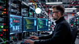 IT-Techniker im Rechenzentrum prüft Scheduling-Dashboard nach Zeitumstellung 2026