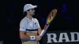 Valentin Vacherot en action lors du Swiss Indoors Basel 2025, frappant un revers en plein effort