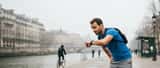 Un homme en tenue de sport vérifie sa montre connectée après un jogging sur les quais de Paris