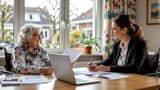 Financieel adviseur bespreekt verpleeghuis kosten met oudere vrouw in zorginstelling
