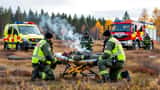 Räddningspersonal vid ett militärt skjutfält efter explosion, Karlsborg 2026