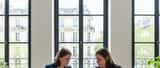 Femme consultant une avocate dans un bureau parisien pour une affaire de harcèlement sexuel au travail