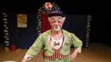 Manne af Klintberg som clown på scen, barnprogramledare och sommarpratare P1 2026