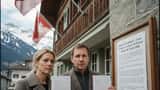 Résidents étrangers en Suisse tenant leurs documents de permis de séjour devant un bâtiment officiel