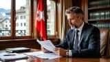 Avocat pénaliste suisse consultant le Code pénal en salle d'audience à Zurich, 2026