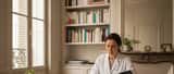 Médecin généraliste féminine en consultation, dossier médical sur le bureau, rappel alimentaire E. coli