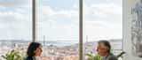 Advogado português em consulta com cliente em escritório moderno em Lisboa